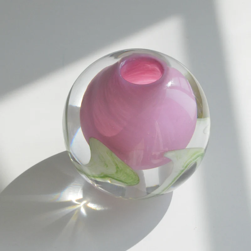 Mouthblown encased glass Budvase mit skulpturalen Blüteneinschlüssen Karnz