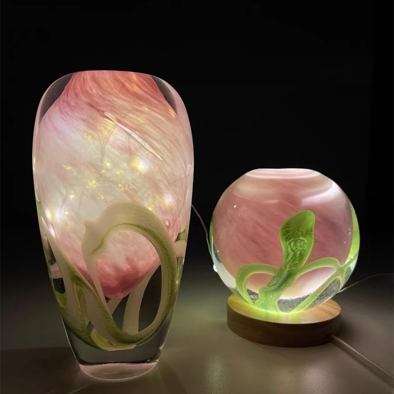 Mouthblown encased glass Budvase mit skulpturalen Blüteneinschlüssen Karnz