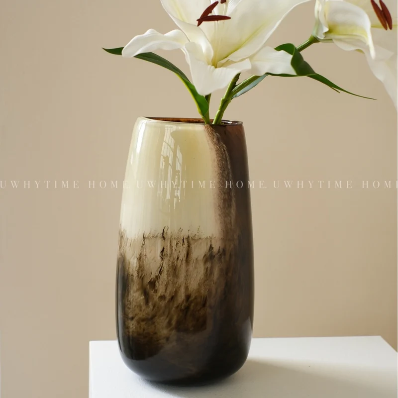 Zeitgenössische hohe handgeblasene Gradient-Glas-Display-Vase Karnz