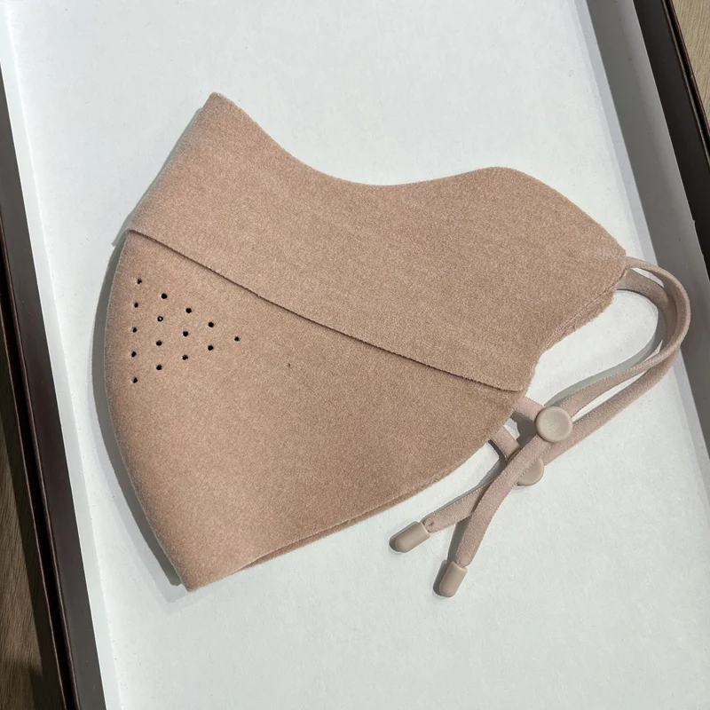 Samtierte wiederverwendbare Gesichtsmaske mit atmungsaktiven Perforationen und verstellbaren Ohrschlaufen Karnz