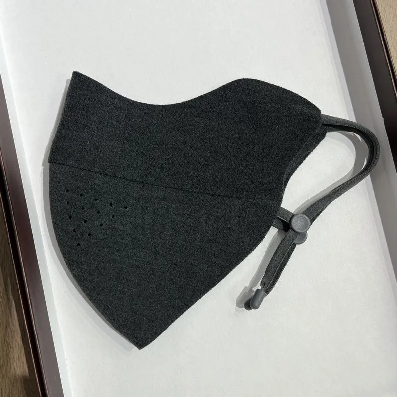 Samtierte wiederverwendbare Gesichtsmaske mit atmungsaktiven Perforationen und verstellbaren Ohrschlaufen Karnz