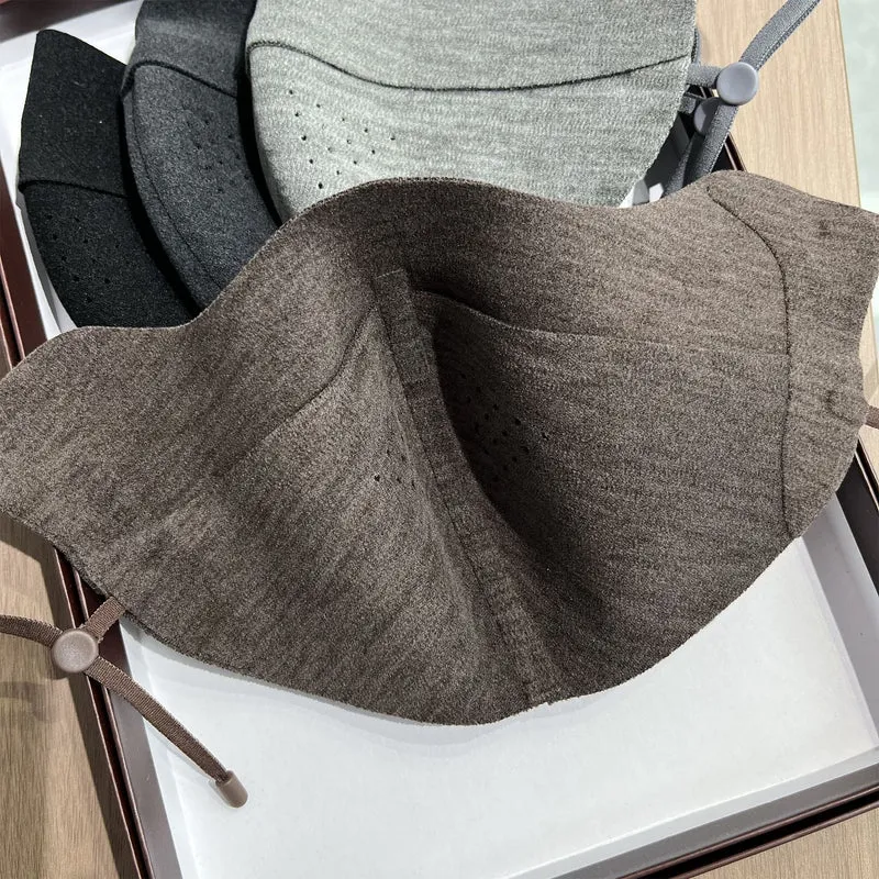 Samtierte wiederverwendbare Gesichtsmaske mit atmungsaktiven Perforationen und verstellbaren Ohrschlaufen Karnz