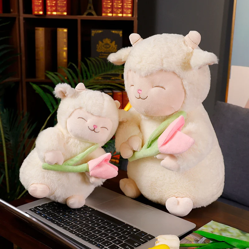 Sitzendes Lamm Plüsch Kuschelpuppe mit gewichtetem umarmbarem Kern und abnehmbarem Tulpenzubehör Karnz