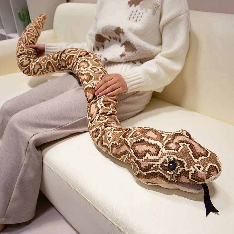 Realistisches Serpentine-Plüschkörperkissen mit weichem Stoff und bestickten Details Karnz