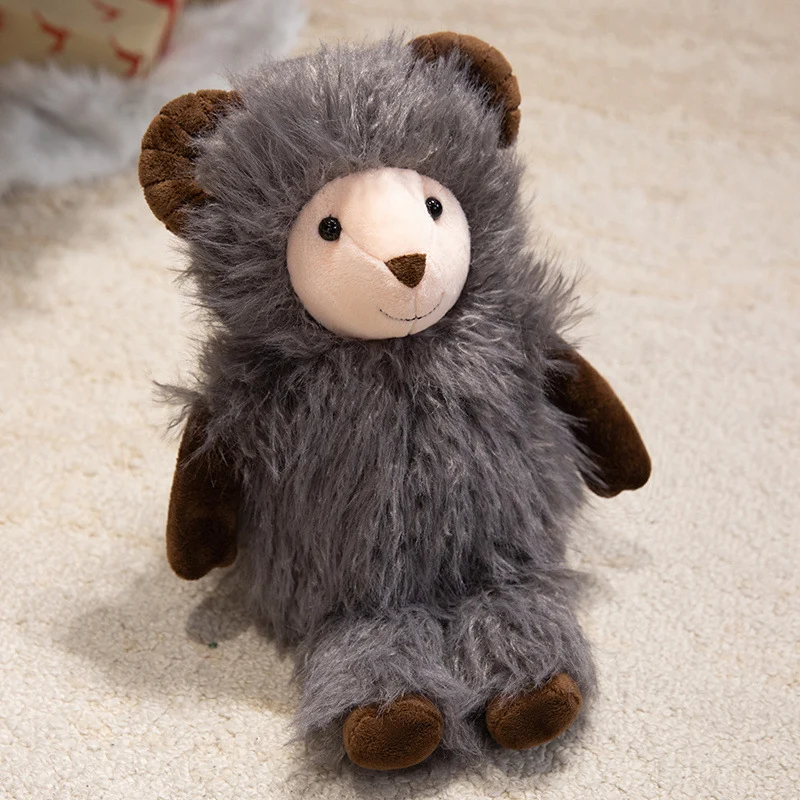 Plüschiger, flauschiger, ram-inspirierter Teddy mit langem Kunstfellmantel und besticktem Gesicht Karnz
