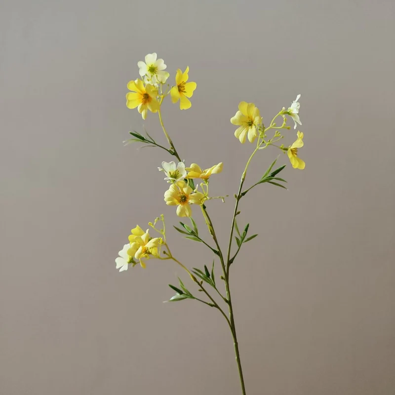 Lebensnahe tropische Blumenstängel