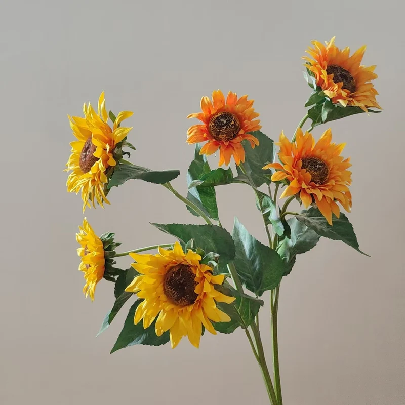 Lebensechte Sonnenblumenstängelarrangements