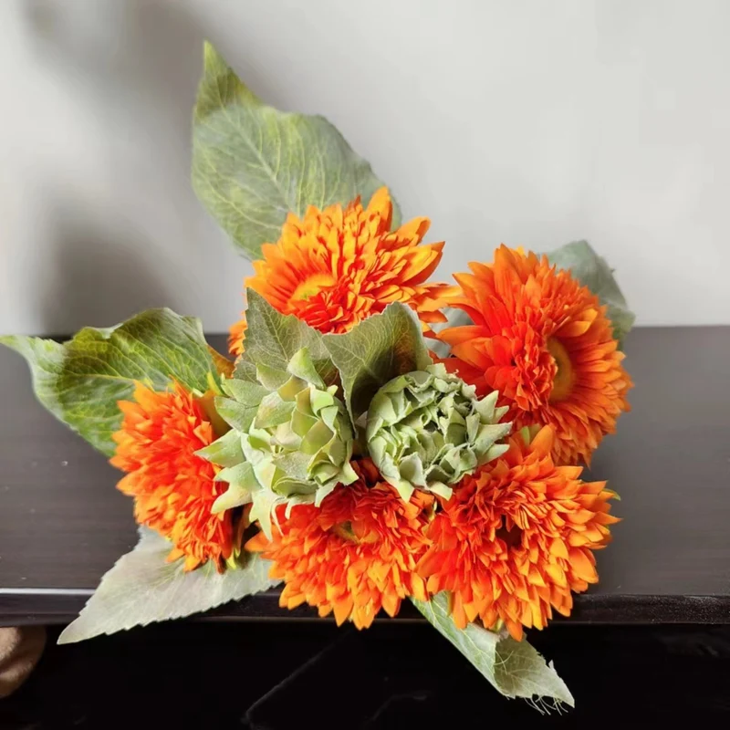 Lebensechter Sonnenblumenstrauß