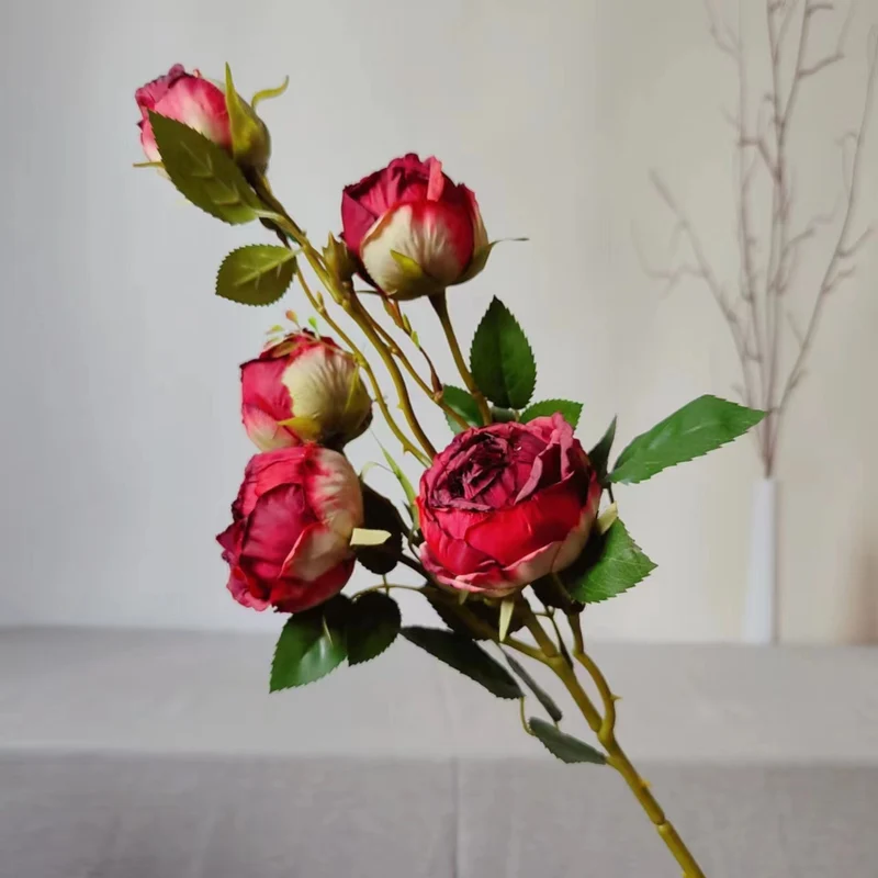 Lebensechte Rosenblütenzweig