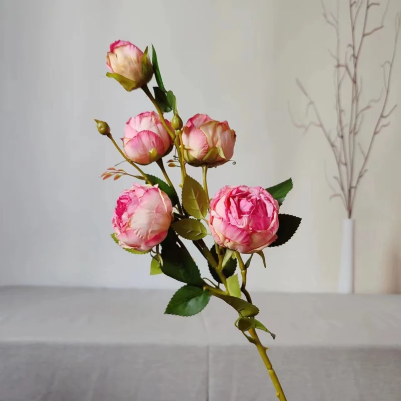 Lebensechte Rosenblütenzweig