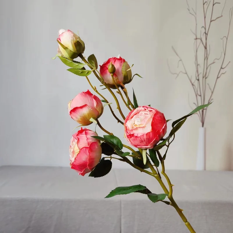 Lebensechte Rosenblütenzweig
