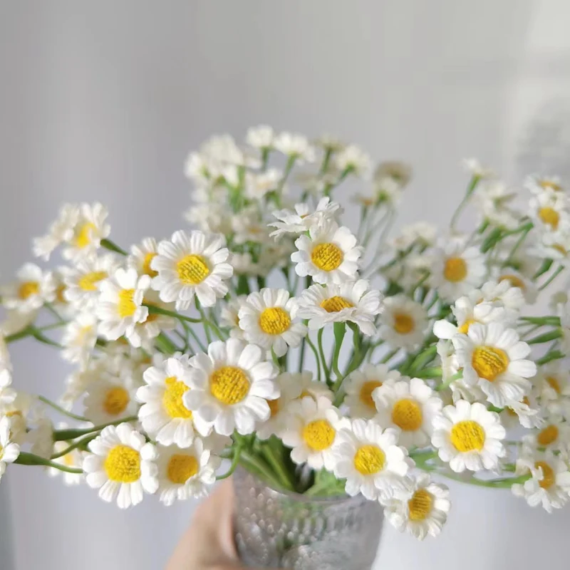 Lebensnahe Blumenstange mit charmanten gelben Gänseblümchen