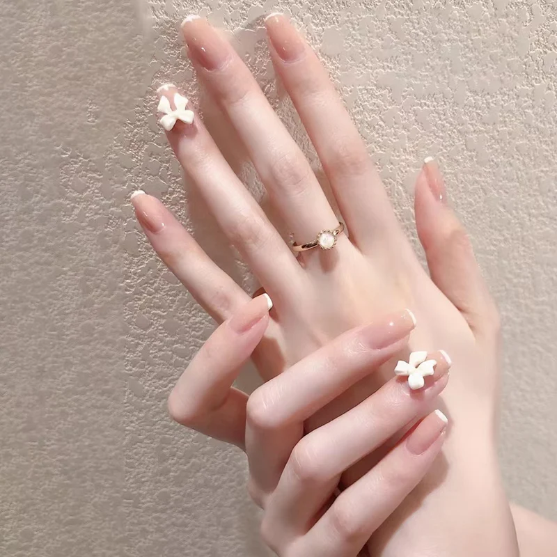 Elegante Kunstnägel mit floralen Akzenten Karnz