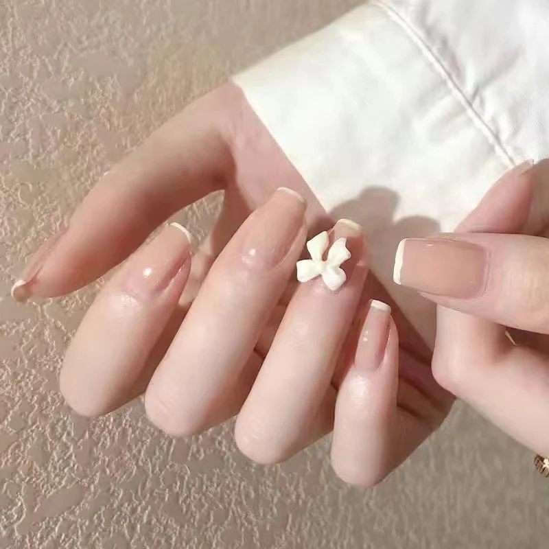 Elegante Kunstnägel mit floralen Akzenten Karnz