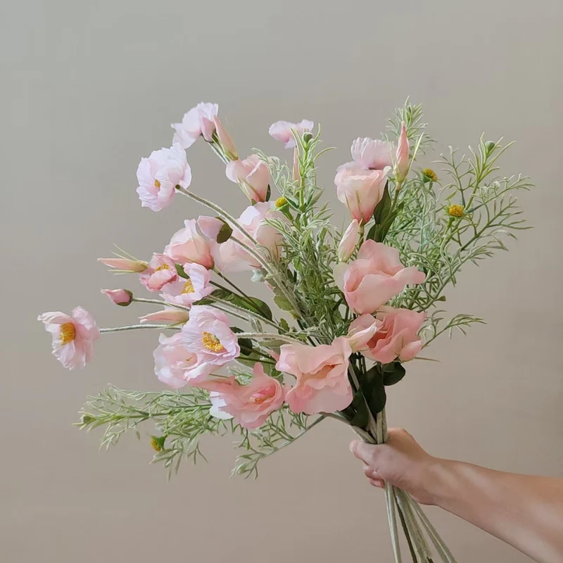 Lebensechter floraler Mittelstück-Strauß