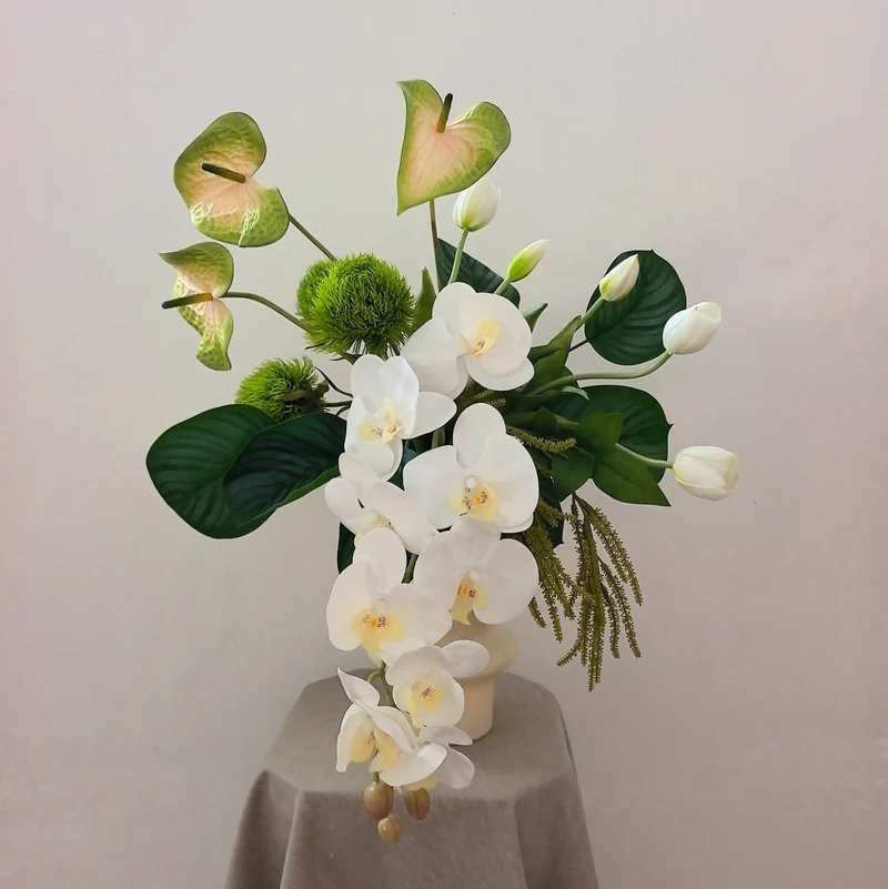 Lebensechter Blumenstrauß mit saftigen Akzenten