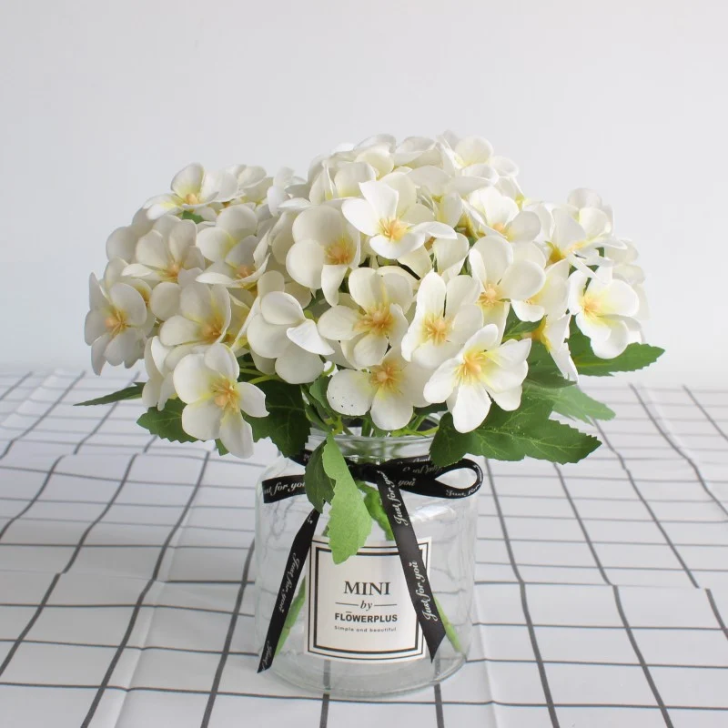 Lebensnahe Blumenstrauß mit charmanten lila Blüten