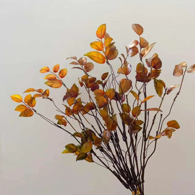 Lebensechte dekorative Zweigarrangement