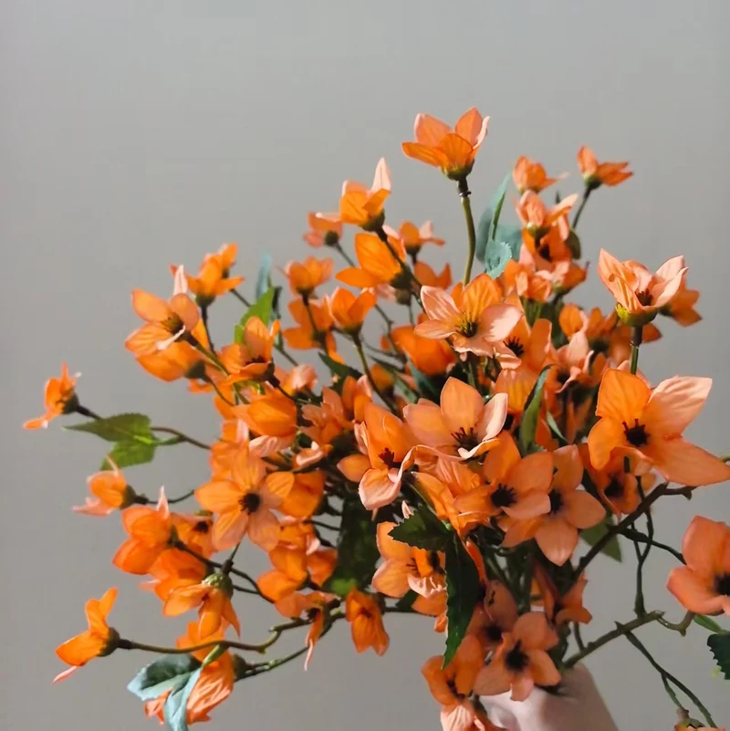 Lebensechte blühende Blumenstängel