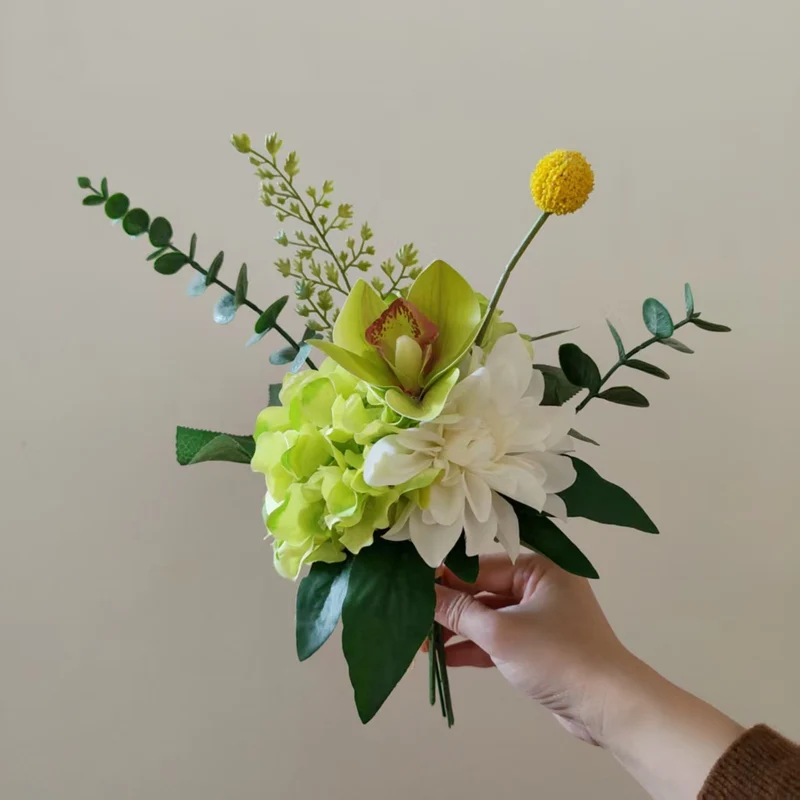 Lebensechter künstlicher Blumenstrauß