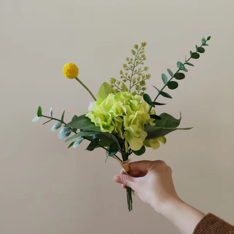 Lebensechter künstlicher Blumenstrauß