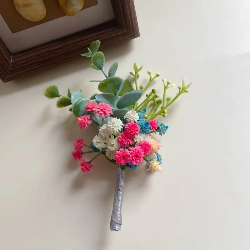Florale Corsage mit gemischten Sukkulenten