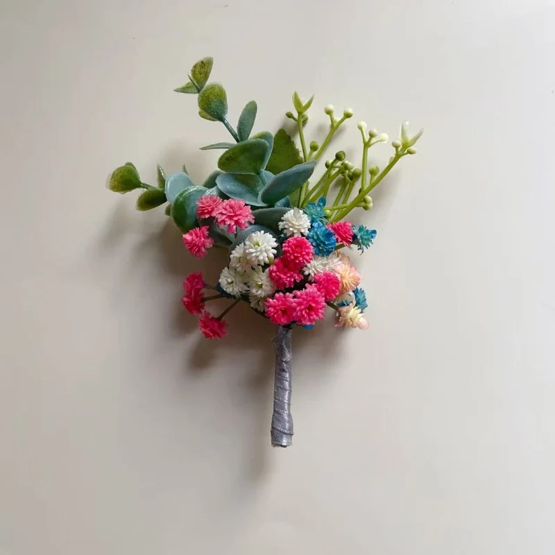 Florale Corsage mit gemischten Sukkulenten