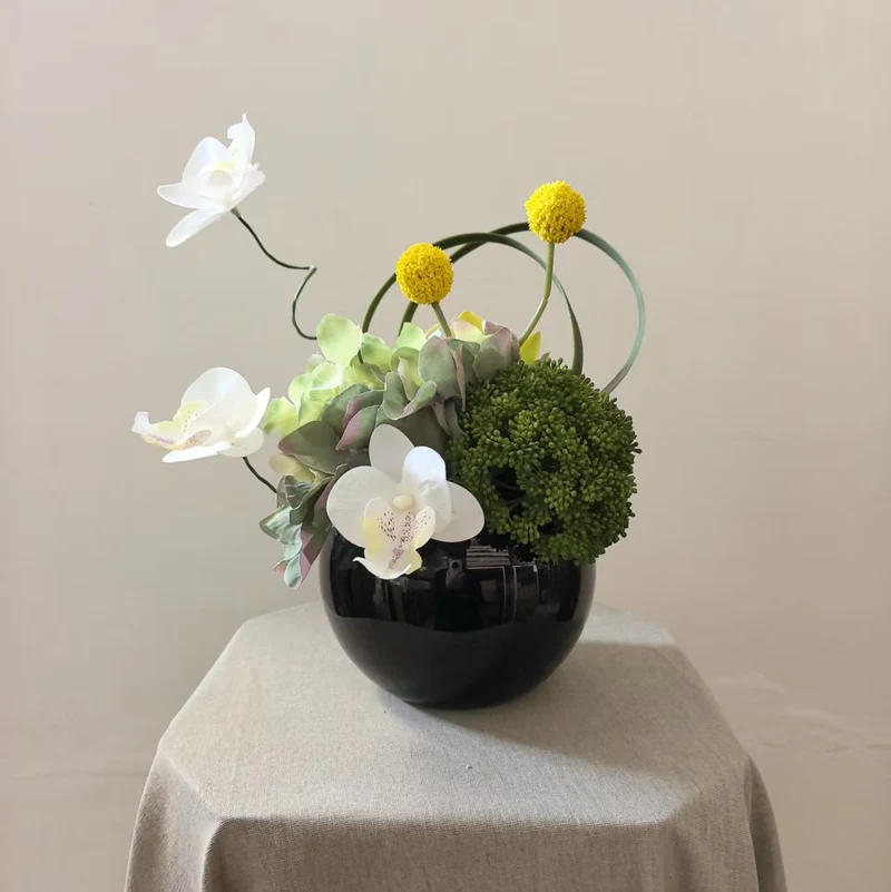 Elegante falsche Blumenanordnung
