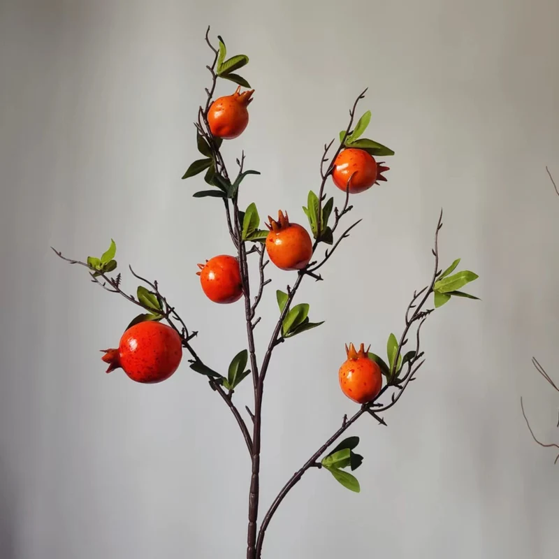 Dekorative Granatapfel Zweig Anordnung
