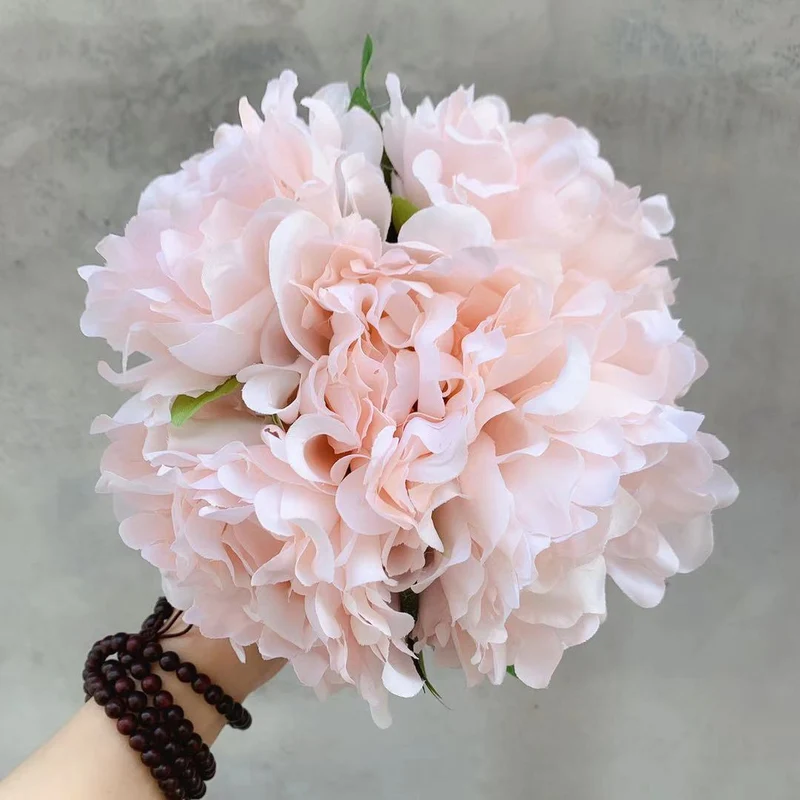 Künstlicher Blumenstrauß mit lebensechten Pfingstrosen