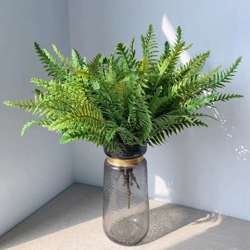 Künstliches Farnpflanzenarrangement