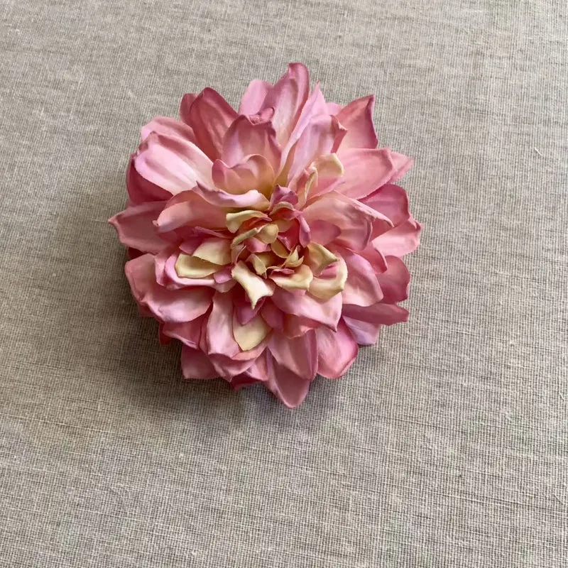Lebensechte Blumenhaarnadel