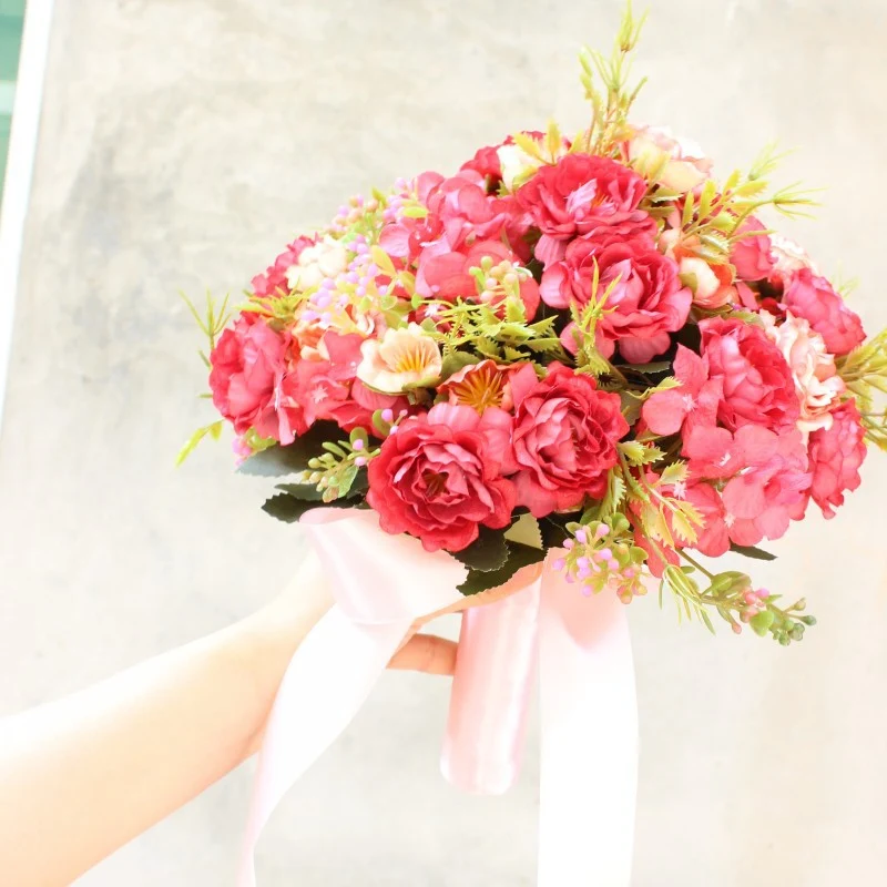 Lebensechter Blumenstrauß mit Seidenblumen