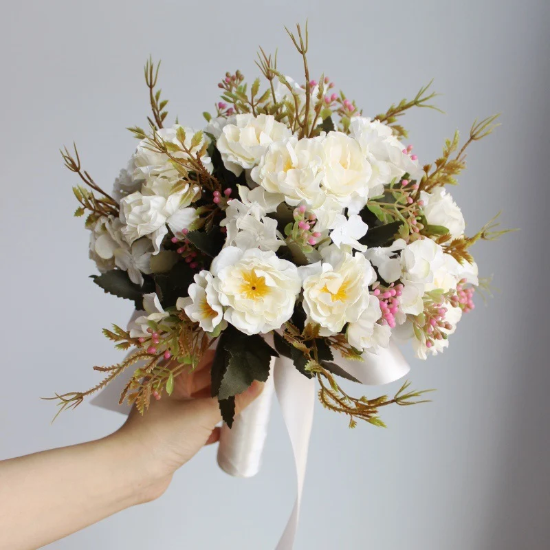 Lebensechter Blumenstrauß mit Seidenblumen
