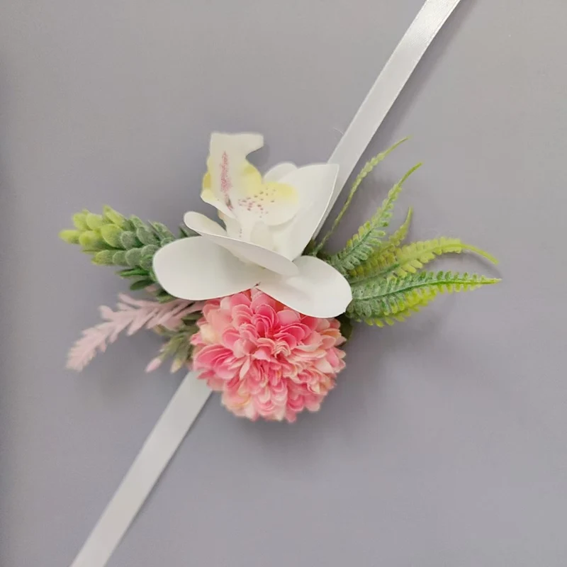 Florale Korsage mit Satinschleife