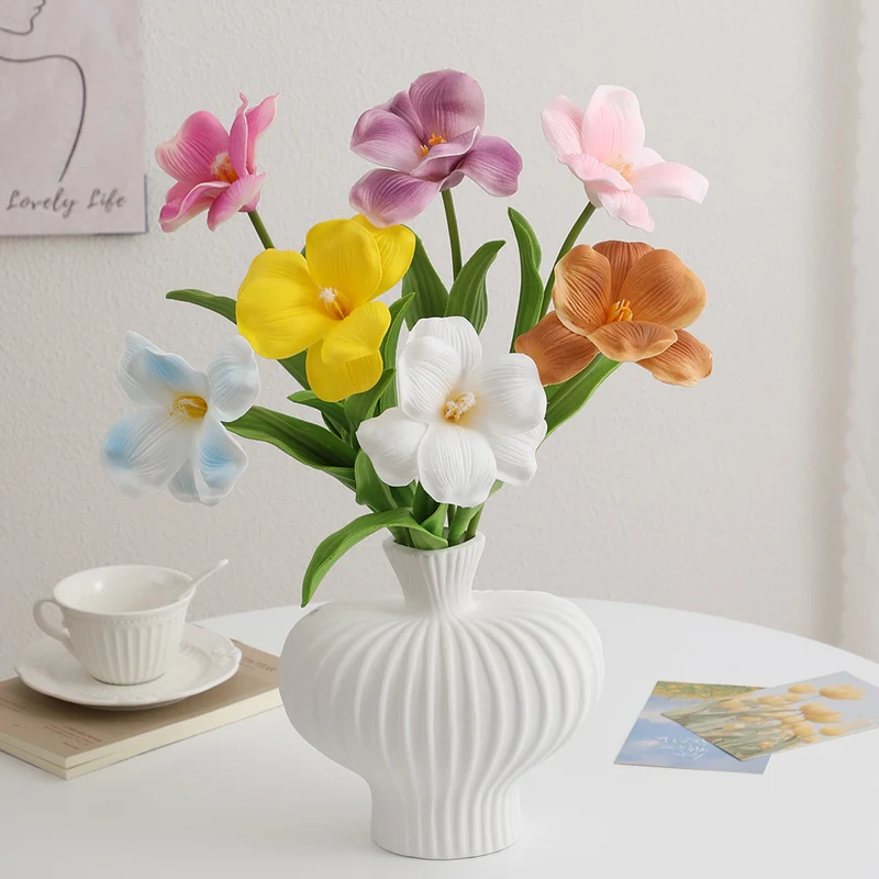 Künstlicher Orchideenblütenzweig mit realistischen Details Karnz