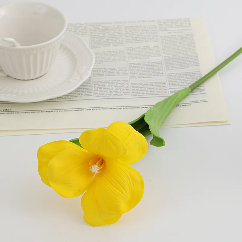 Künstlicher Orchideenblütenzweig mit realistischen Details Karnz
