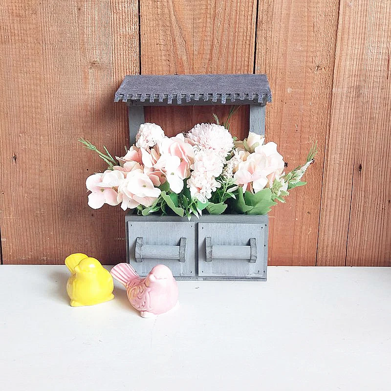 Dekorativer Blumentopf mit Dach