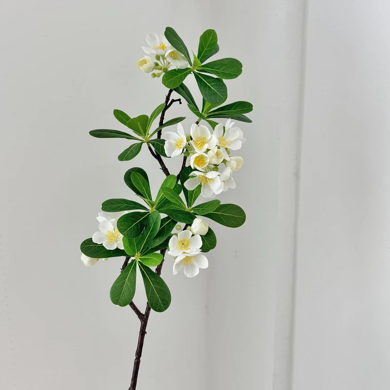 Künstlicher Blütenzweig mit feinen rosa Blüten und lebendigen Blättern Karnz