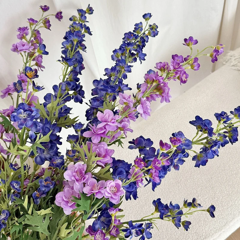 Künstlicher Blütenzweig mit detailreichen roten Blüten Karnz
