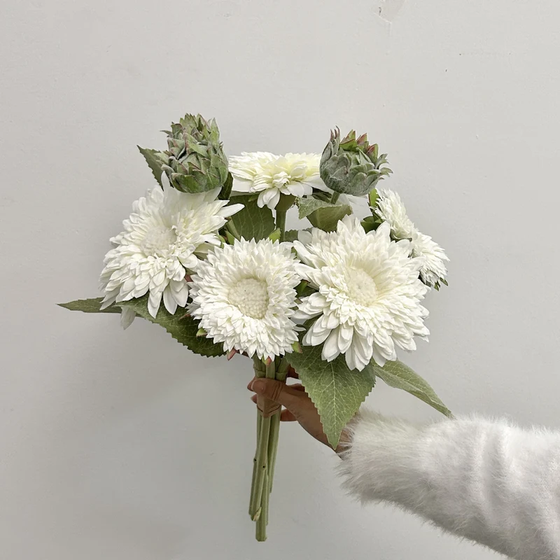 Künstlicher Blumenstrauß mit detailverliebten Blüten und Blättern Karnz