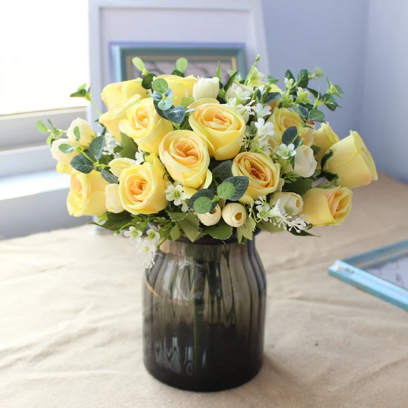 Realistische Seidenblumenstrauß