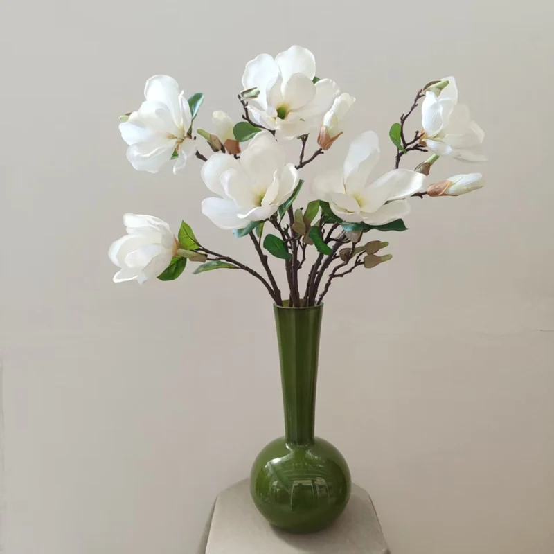 Realistische Magnolienblüte Stamm