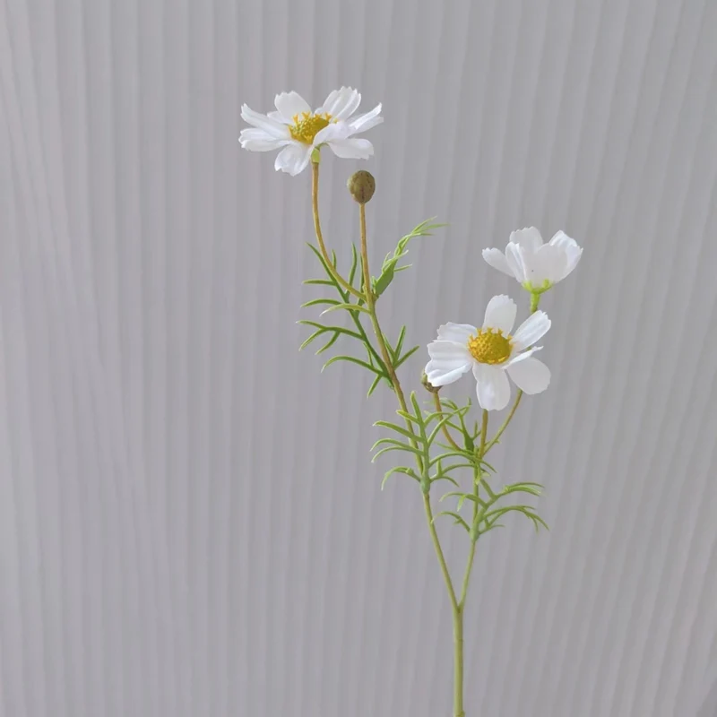 Realistische Blumenstielanordnung