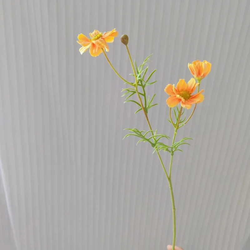 Realistische Blumenstielanordnung