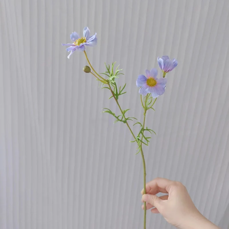 Realistische Blumenstielanordnung