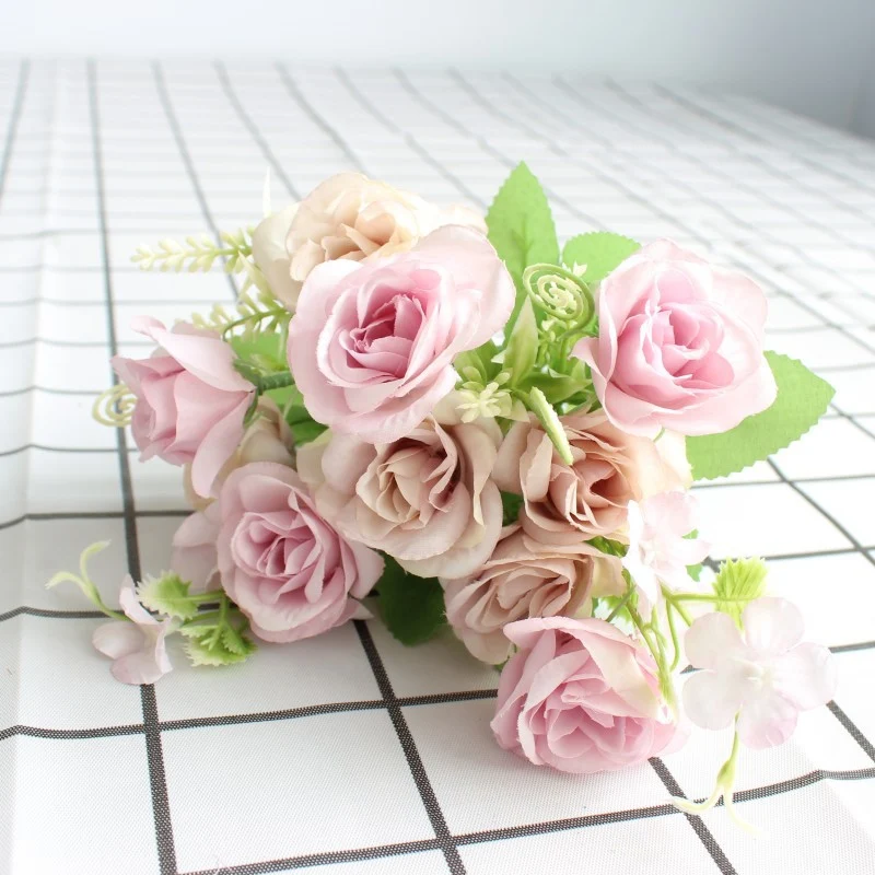 Realistischer Blumenstrauß mit lebensechten Rosen