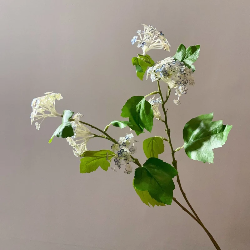 Realistische dekorative Blumenstängel