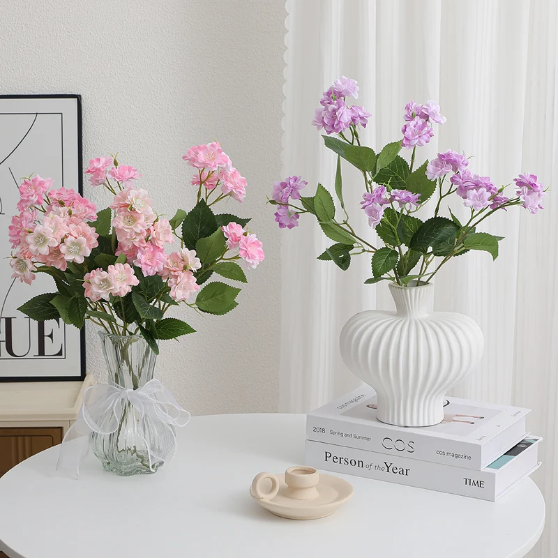 Kunstblumenarrangement mit zarten weißen Blüten Karnz