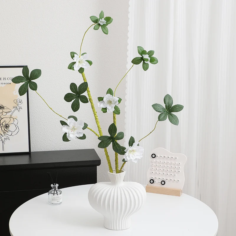 Eleganter Kunstblütenzweig mit realistischen Blüten und Blättern Karnz